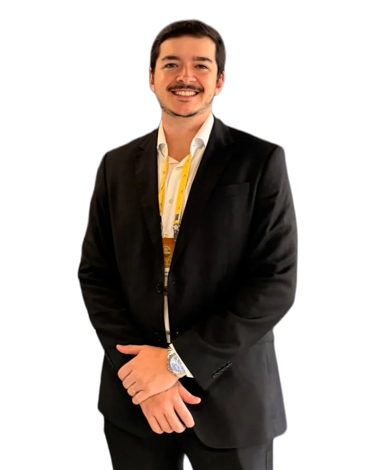 Guilherme Gontijo, de terno escuro, sorrindo